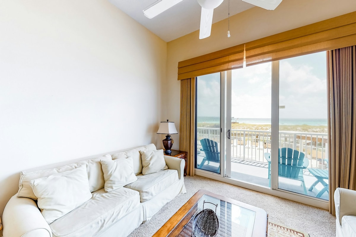 3BR Oceanfront | Balcony | Pool | Hot Tub | W/D