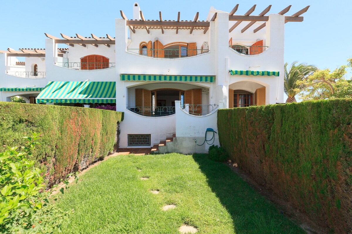 Bonita casa adosada para familias en 1ª línea - Uh