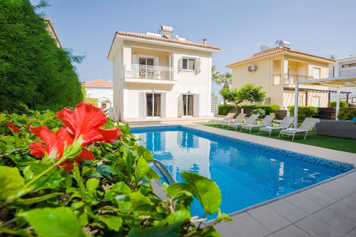 Villa Emily - 100m from Fig Tree Bay