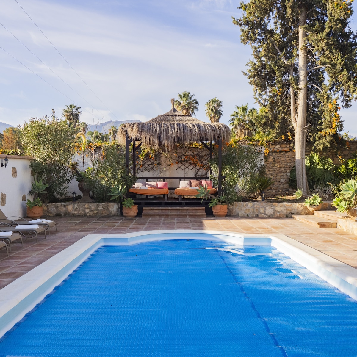 Cubo 's Villa Bellavista La Jona和加热泳池