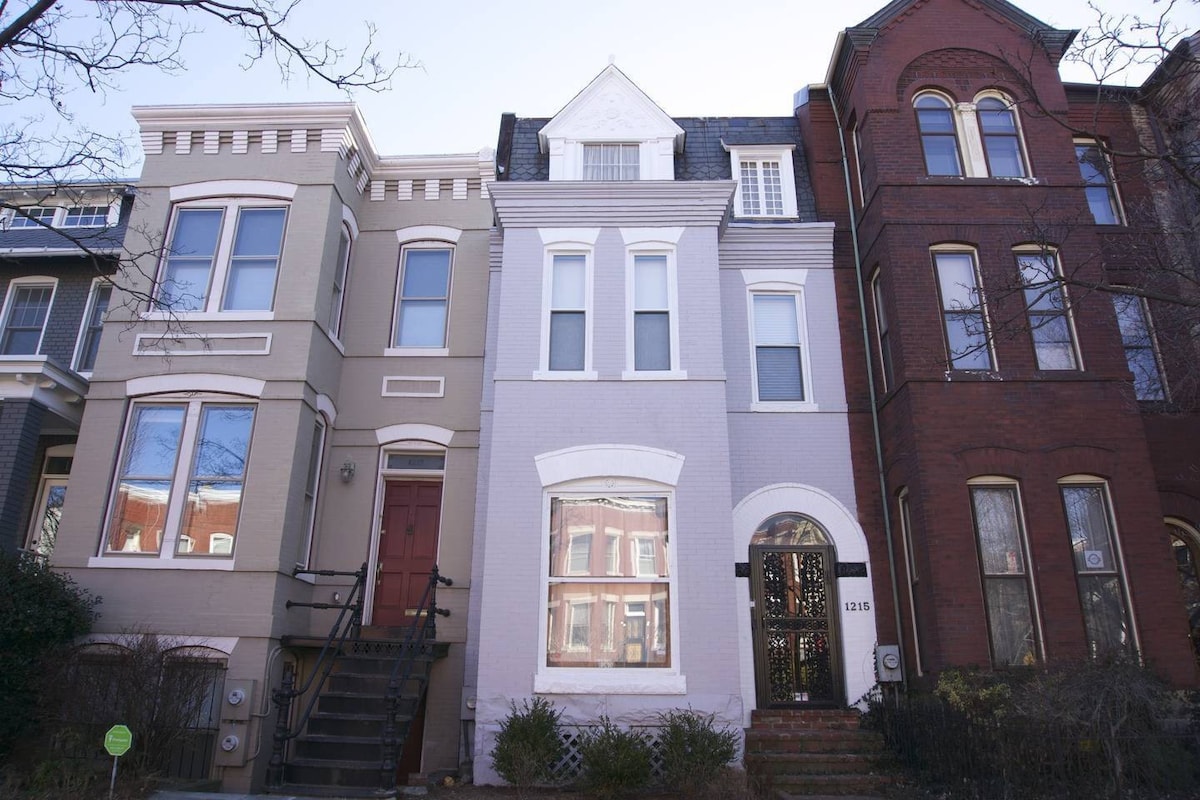 Charming Historic Capitol Hill Row Home （带停车位）