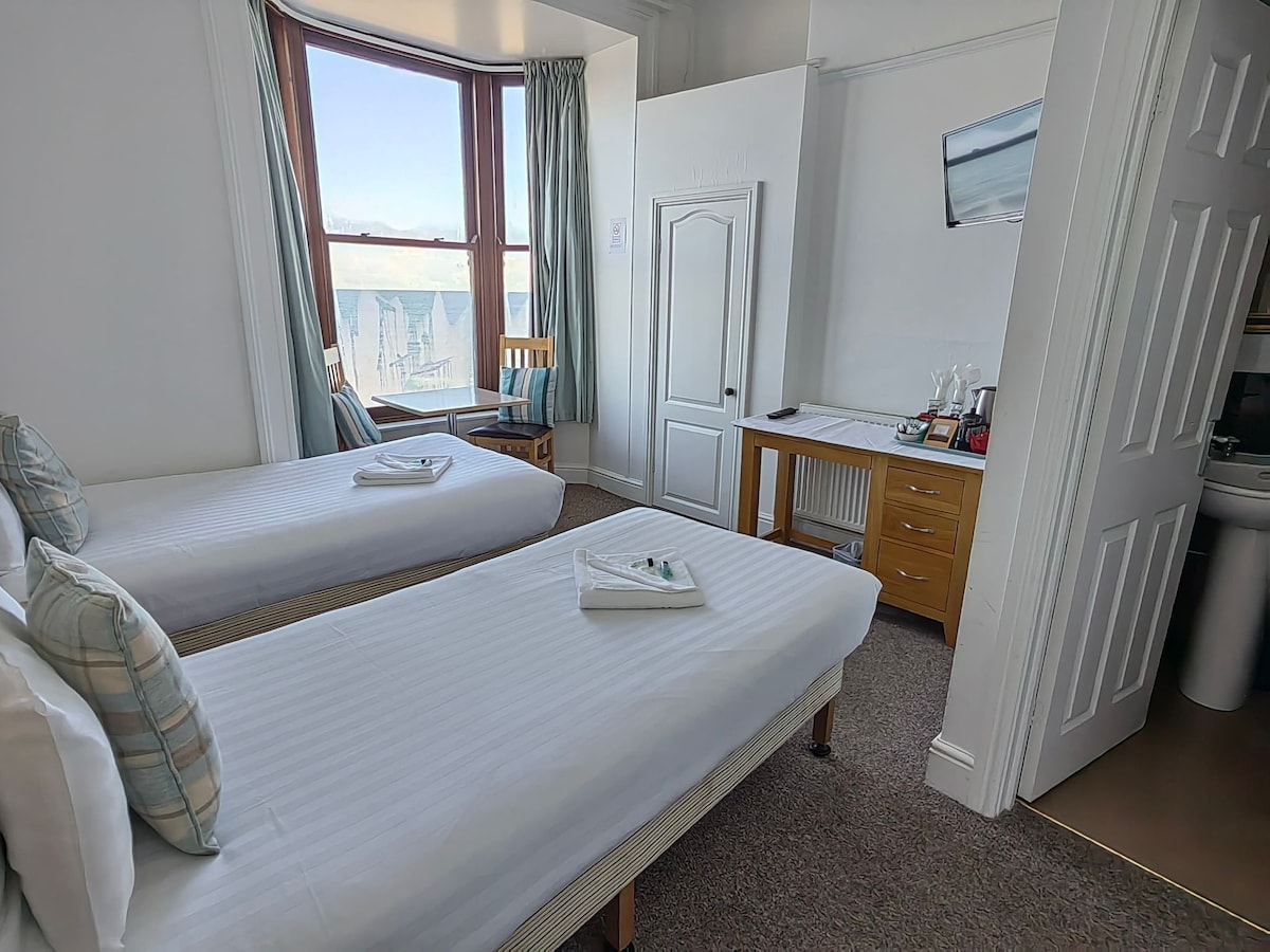 Twin-Sea View-Ensuite-Cardigan Bay旅馆