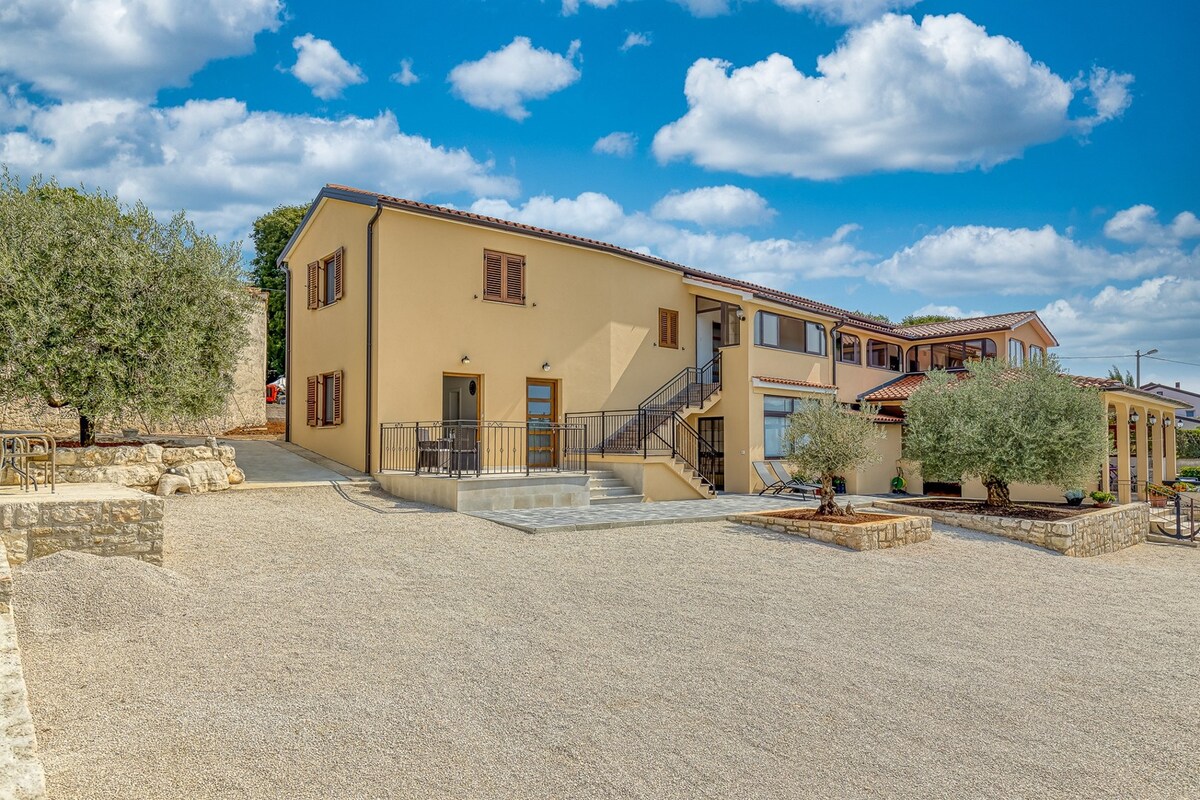 House Nilda - Apartment with Balcony