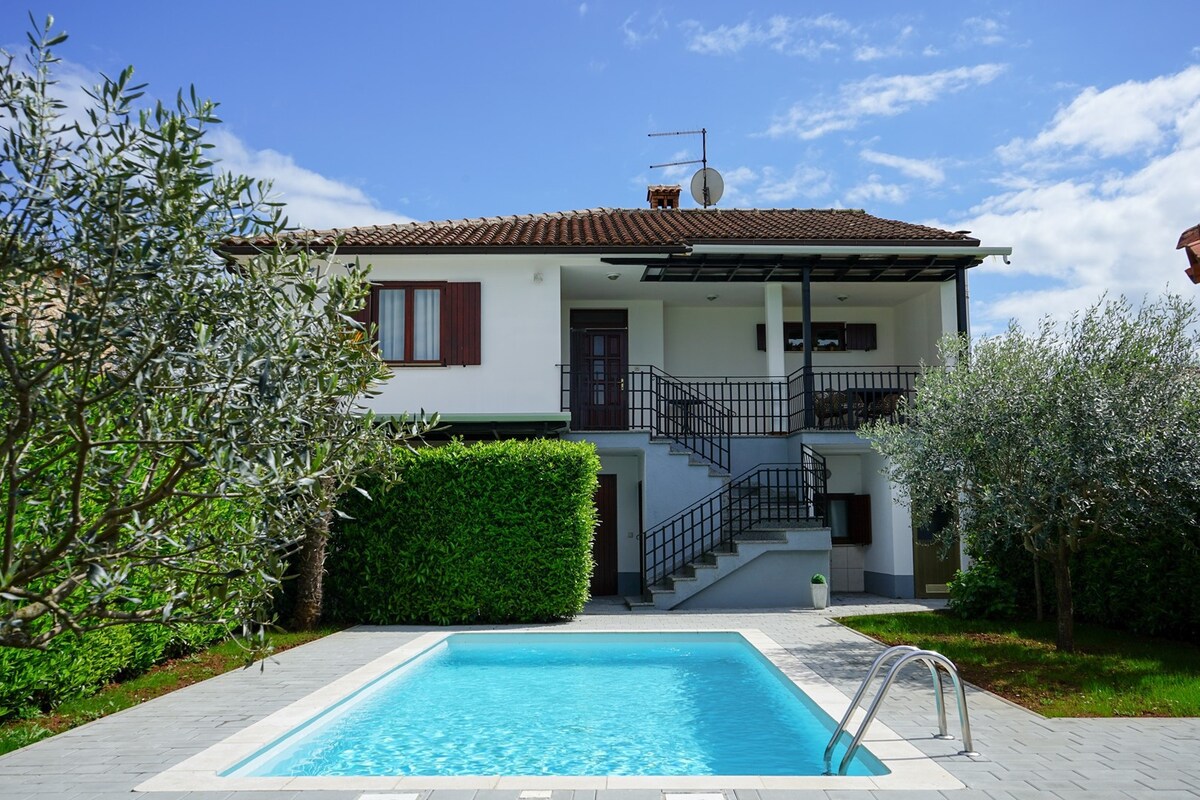 Villa Leon-Family Apartment with Private Pool