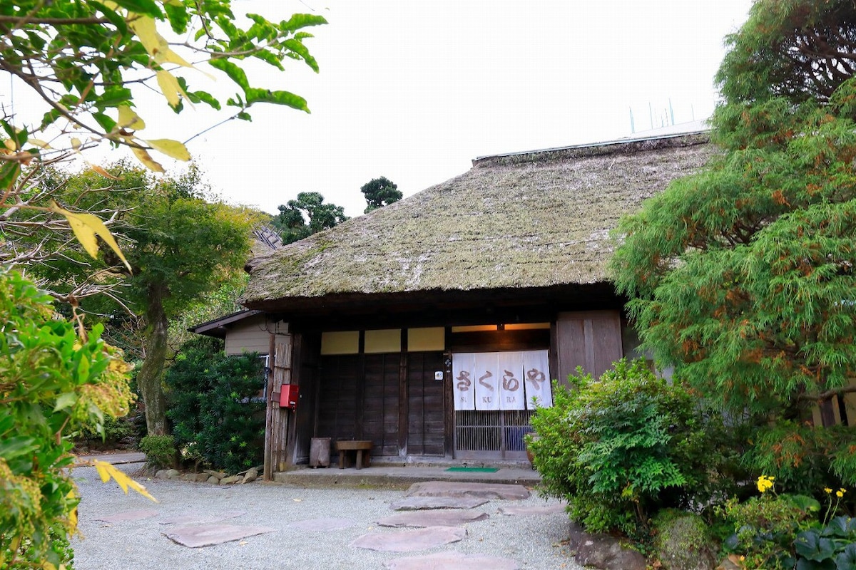 150 年历史的老房子，茅草屋顶，下沉式炉灶，深受多个家庭的喜爱，提供日本文化体验、烧烤和啤酒服务