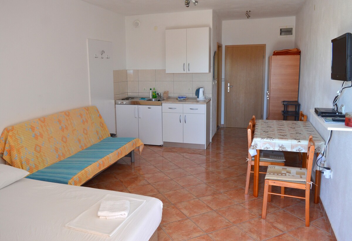 AS-13681-a Studio flat with balcony and sea view