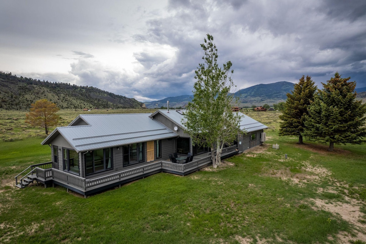 Yellowstone River frontage home on 25 acres
