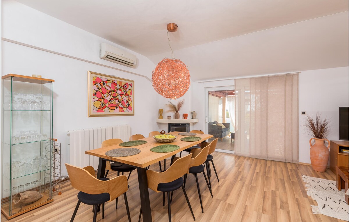 Stunning apartment in Pula with kitchen