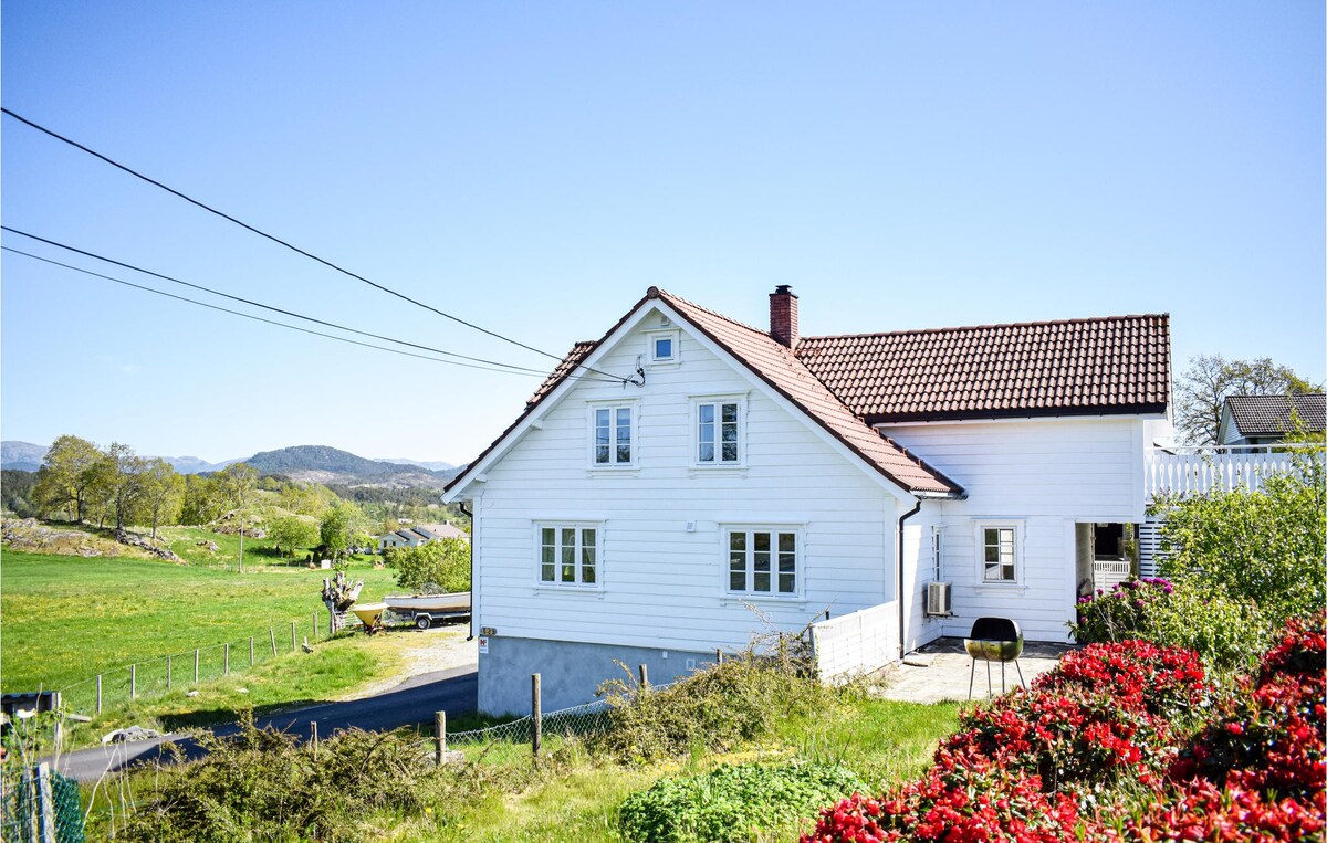 Nice home in Valevåg with 4 Bedrooms and WiFi