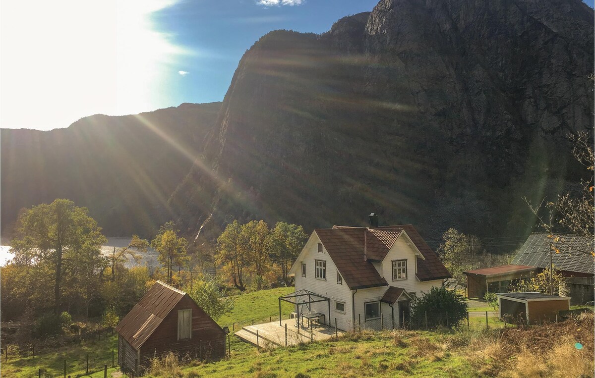 4 bedroom gorgeous home in Erfjord