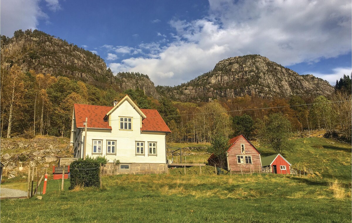 4 bedroom gorgeous home in Erfjord