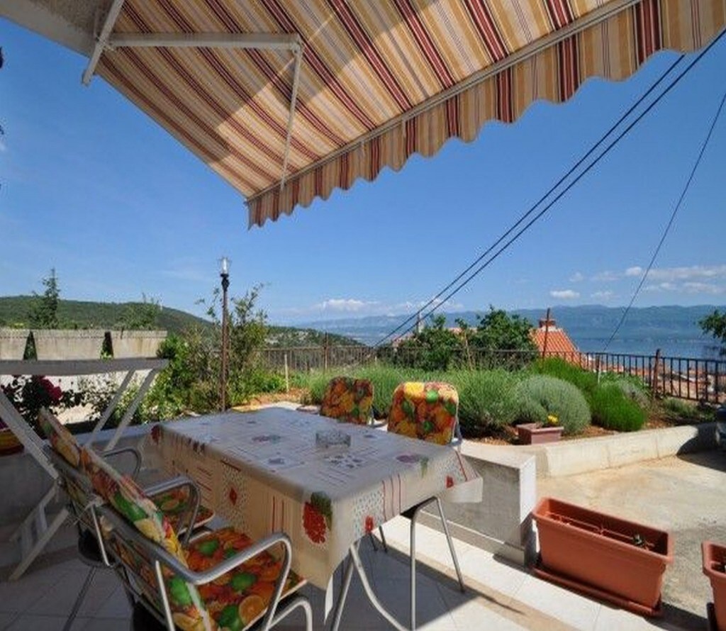 Apartment 879-2 for 4+2 Pers. in Vrbnik