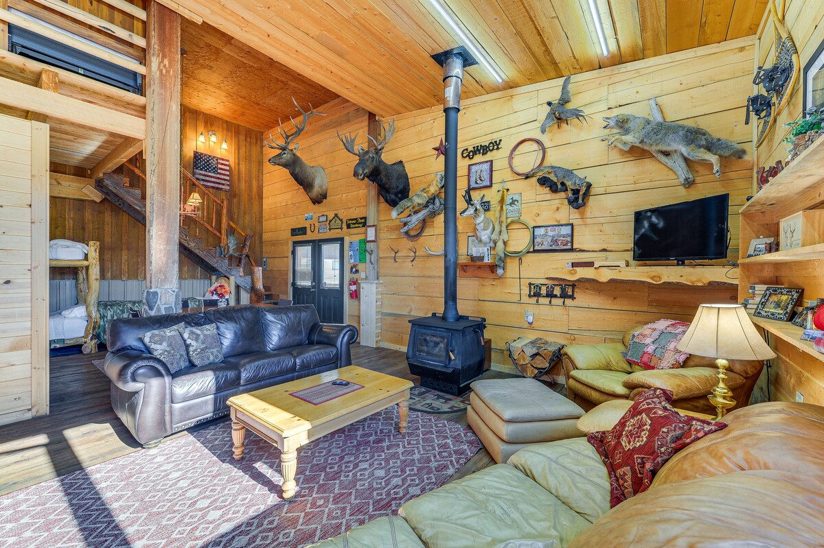 Cozy Cora Studio Cabin w/ Wind River Mtn Views