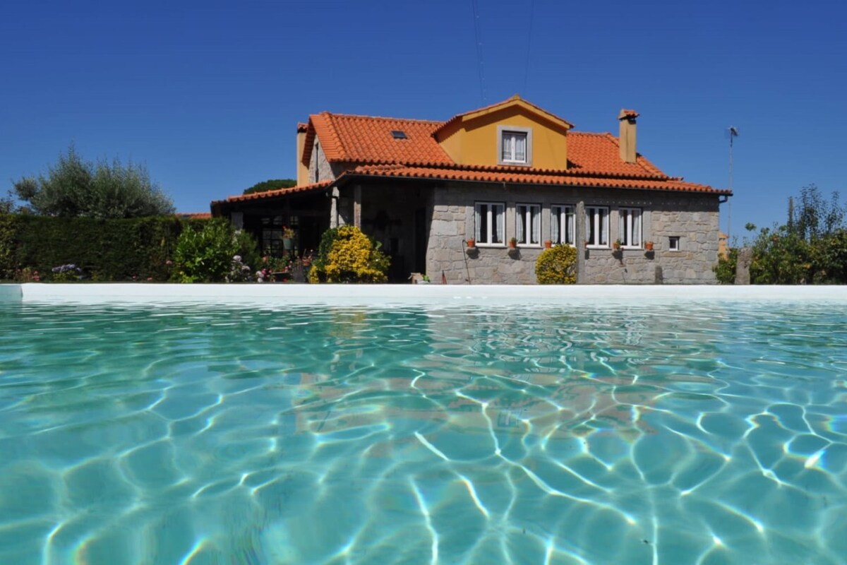 Casa Rosinha Maior -泳池和花园