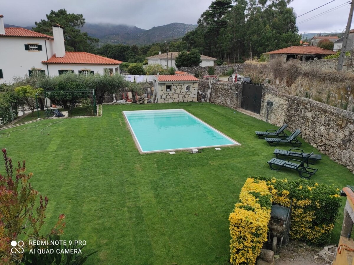 Casa Rosinha Maior -泳池和花园