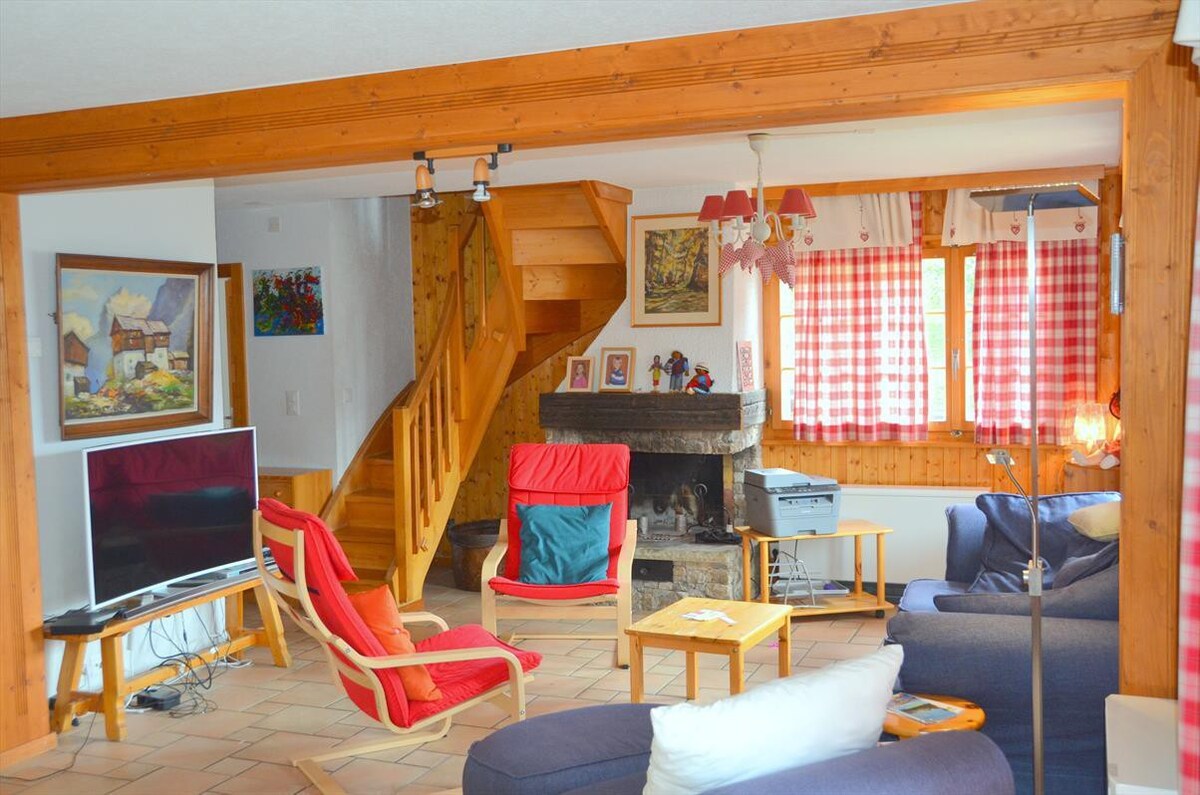 Barong Haut -位于村庄中心的度假木屋中的美丽公寓