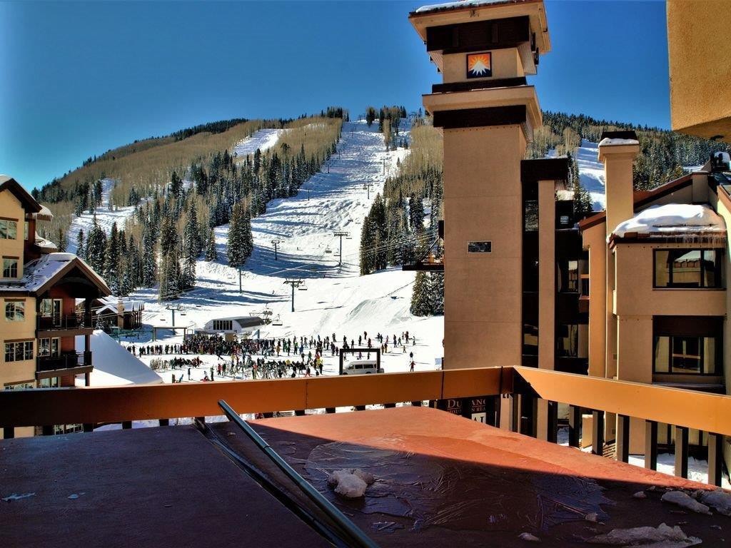 经过改造的顶层公寓-滑雪进出-宽敞的露台/景观