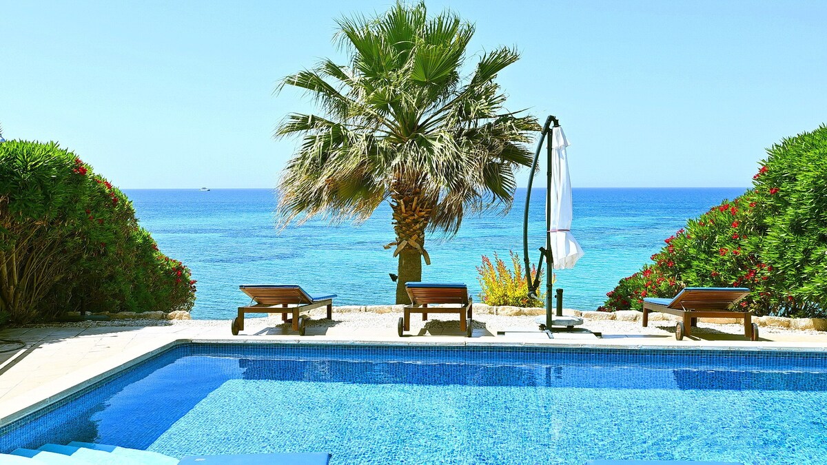 Family Villa With Private Heated Pool on the Sea F