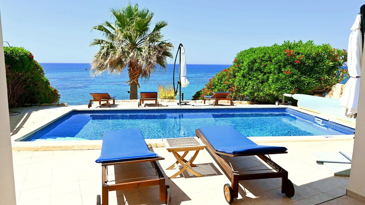 Family Villa With Private Heated Pool on the Sea F