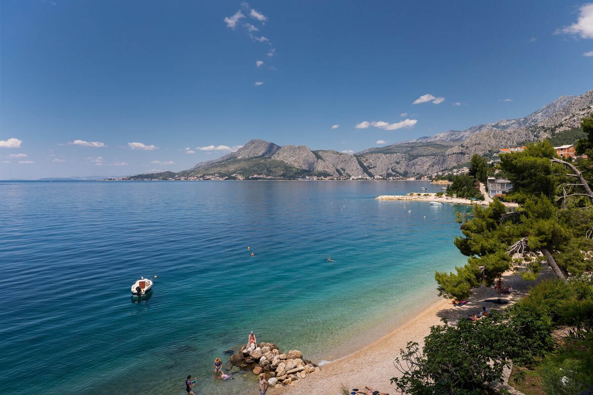 AS-2776-靠近Omiš Nemira海滩的单间公寓