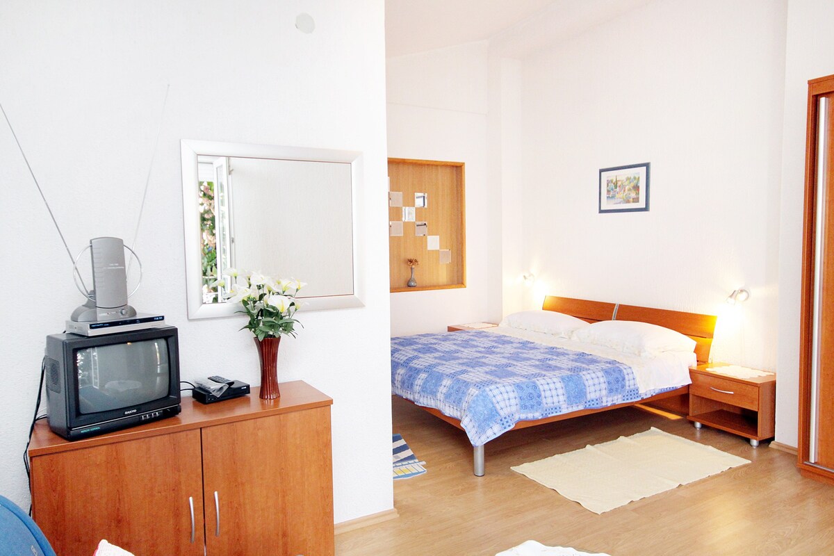 A-5880-c One bedroom apartment with balcony Zadar