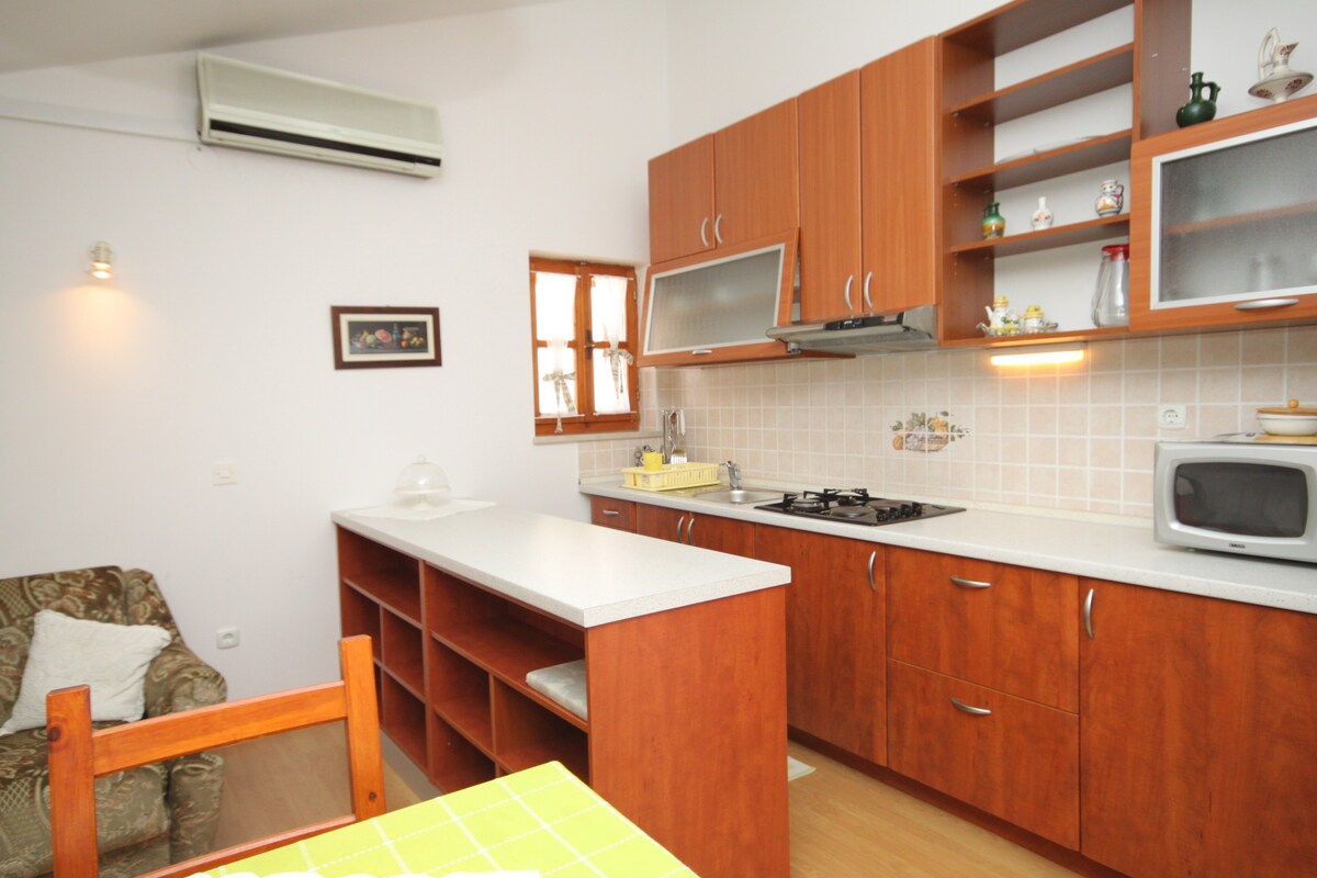 A-8088-a One bedroom apartment with terrace Osor,