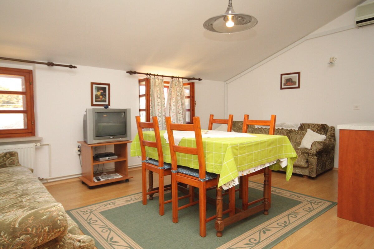 A-8088-a One bedroom apartment with terrace Osor,