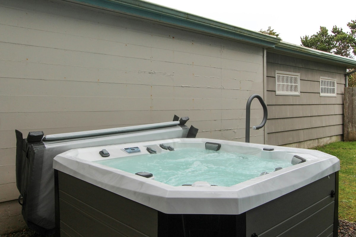 Comfy 2BR duplex with hot tub & easy beach access