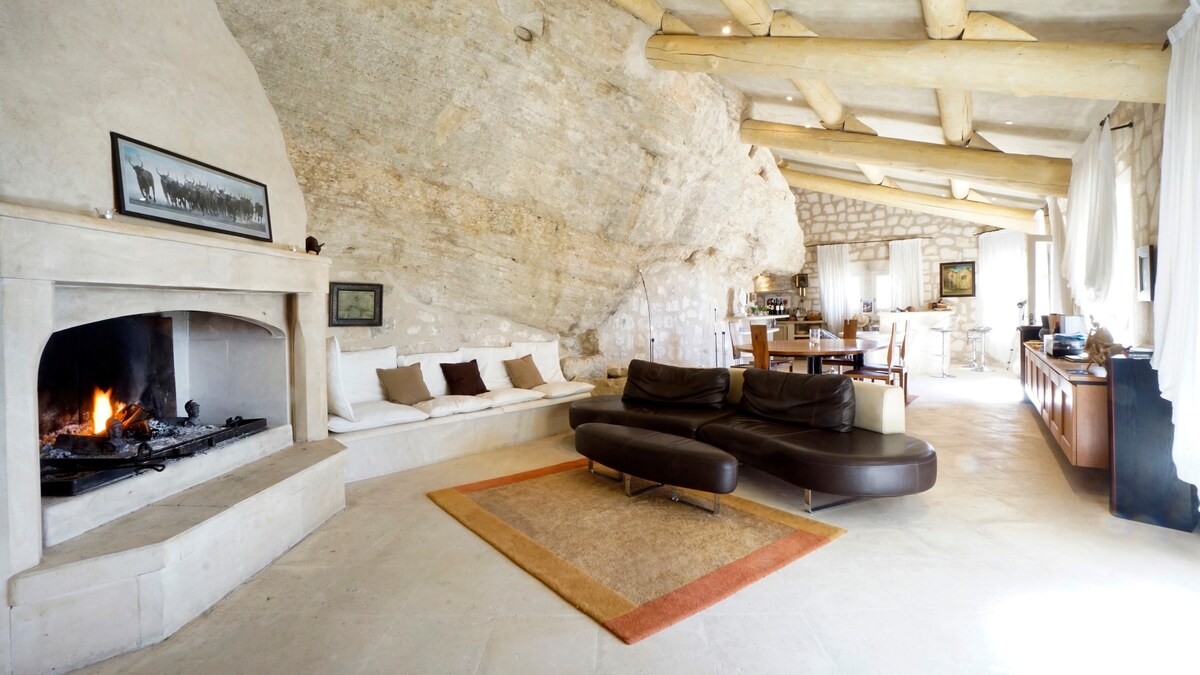 Le Dernier Chateau - Architect's Stone Villa & Poo