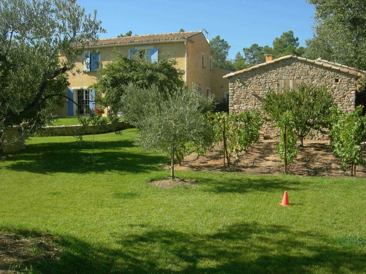 provençal gite with shared swimming pool in roussi