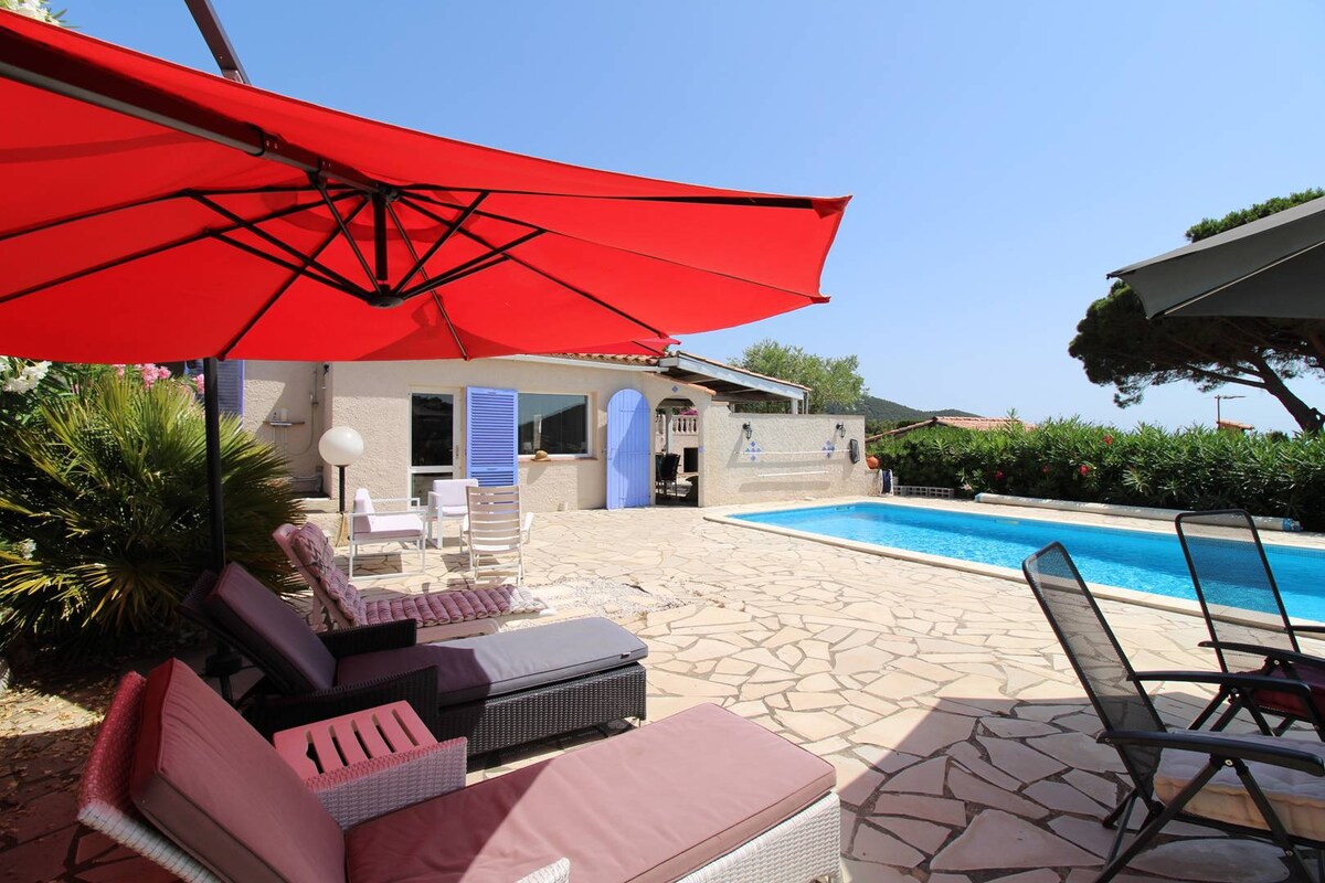 Villa for 6 people with private pool and sea view