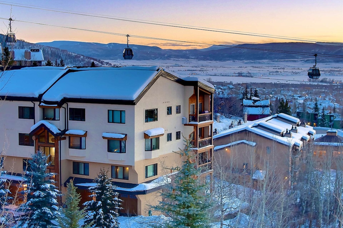 Ski-Out/Walk-In+Epic Views-Private Shuttle-Hot Tub