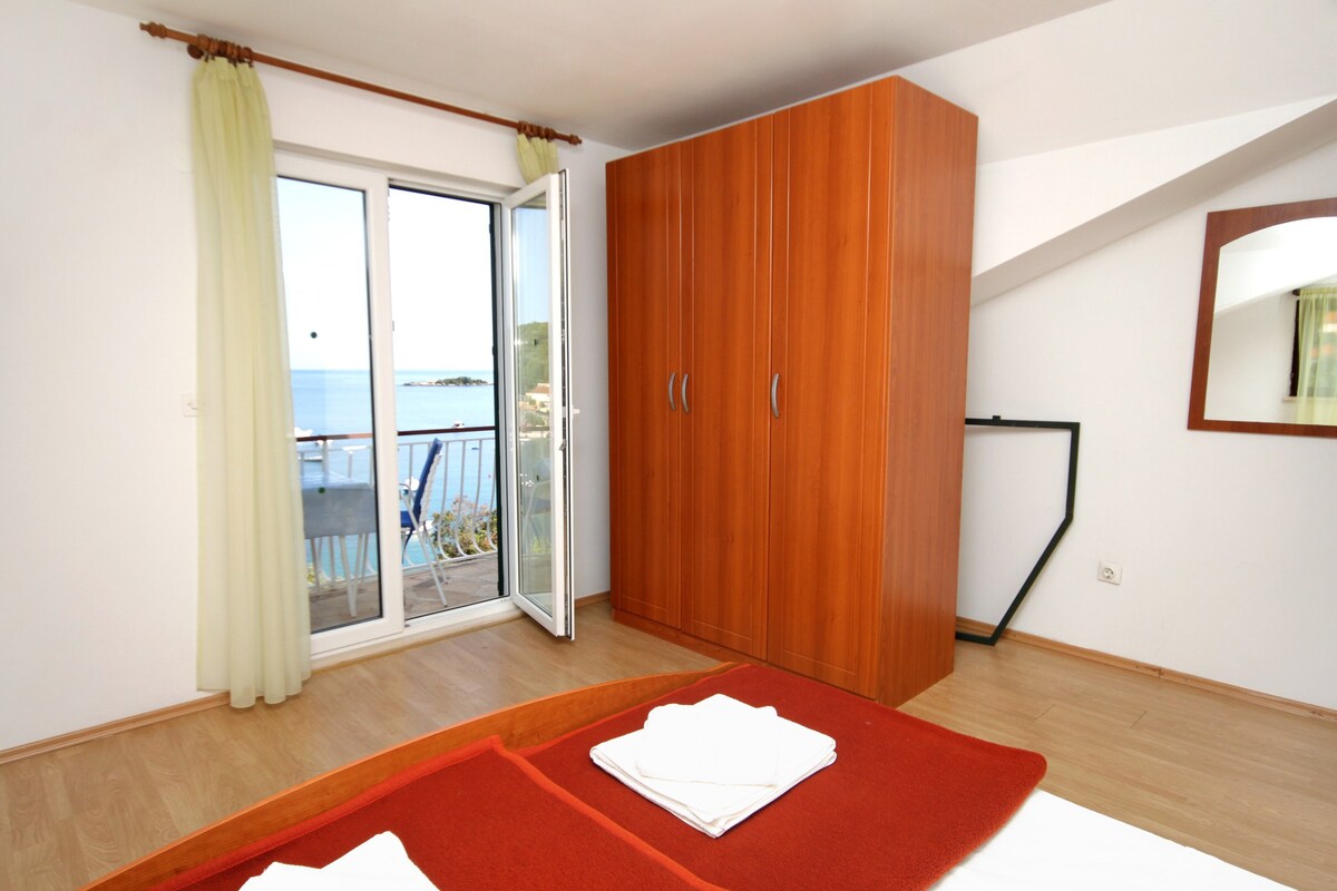 A-3544-c One bedroom apartment near beach Molunat,