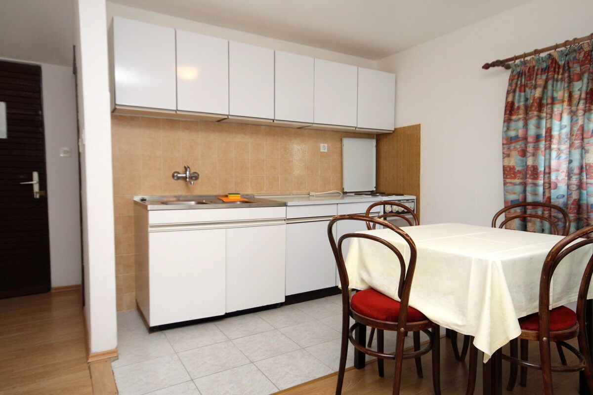 A-3544-c One bedroom apartment near beach Molunat,