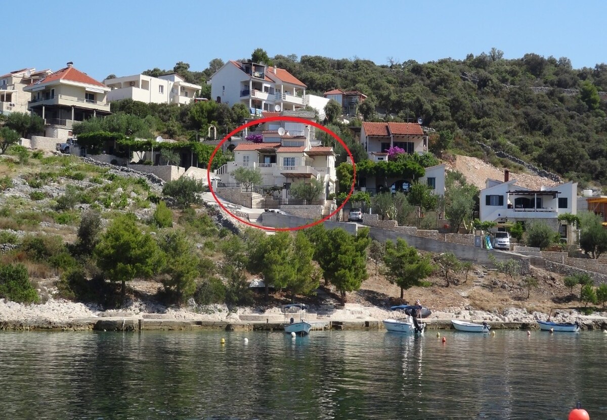 Branka公寓-距离海滩30米： A1 zeleni （ 4 +1 ） Cove Kanica （ Rogoznica ） ， Riviera Sibenik