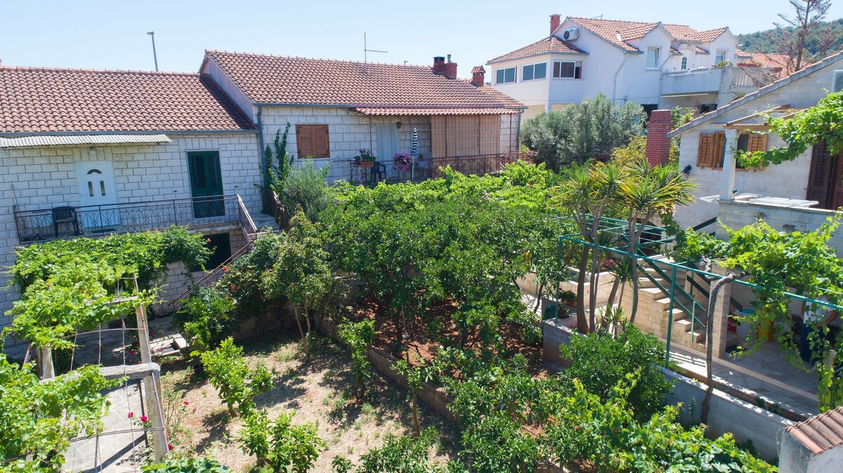 Apartment Zora - with large garden terrace