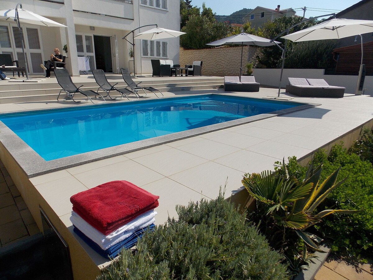 Apartment Markle - swimming pool and sunbeds A4(4+