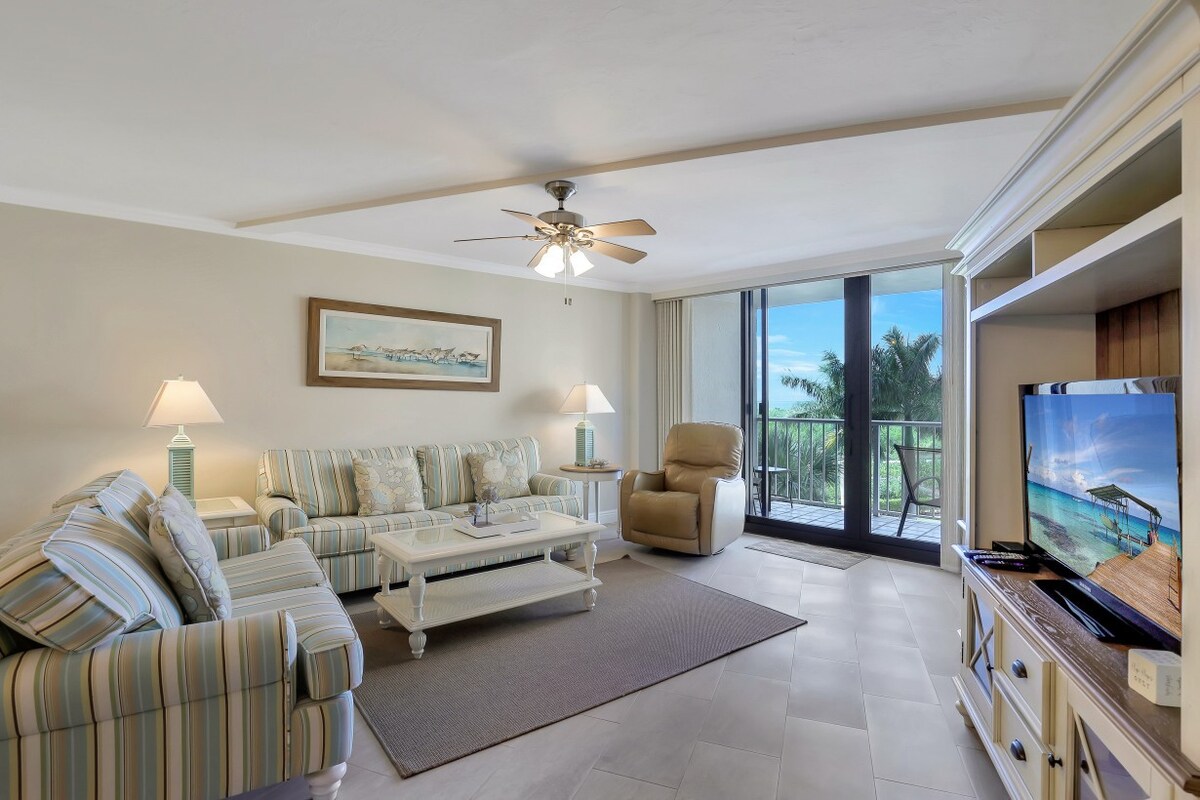 You, me and the sea. Spacious condo with beach and