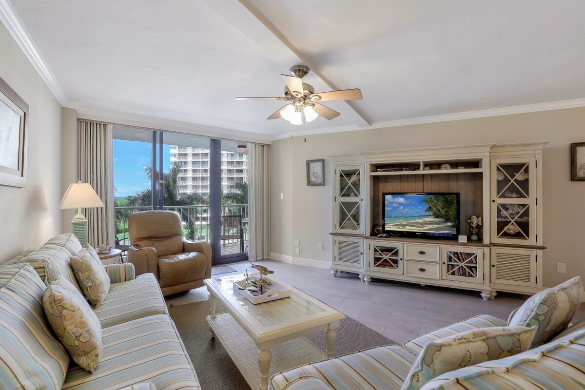 You, me and the sea. Spacious condo with beach and