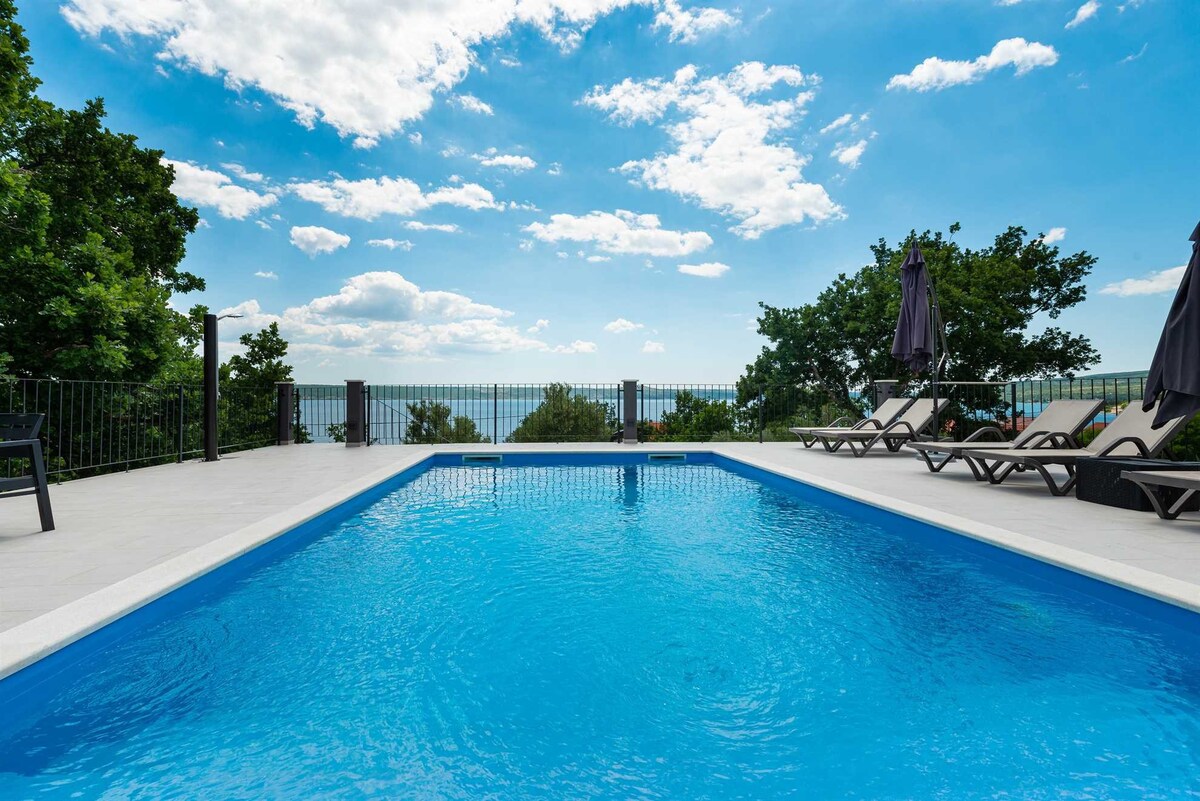 Katharina迷人的海景别墅，带大型游泳池