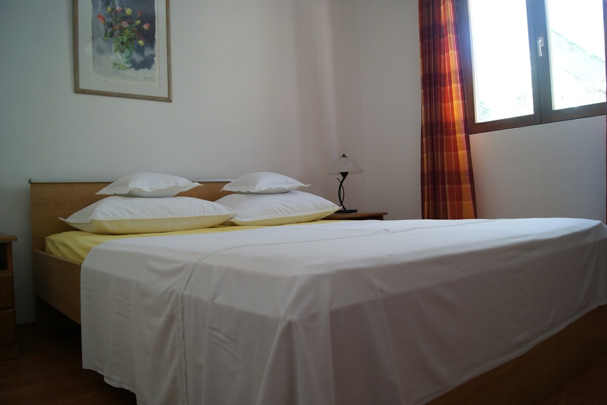 A-553-b Two bedroom apartment near beach Zavala,