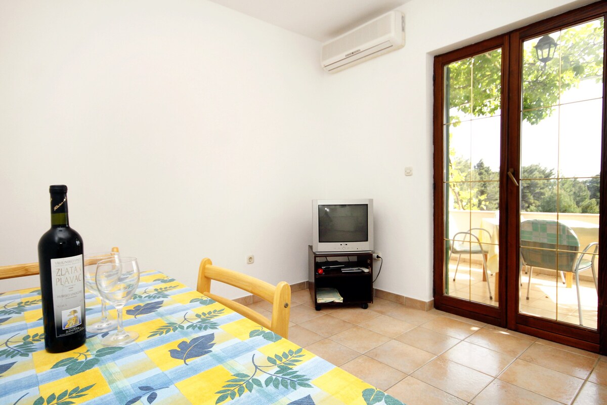 A-592-c One bedroom apartment with terrace and sea