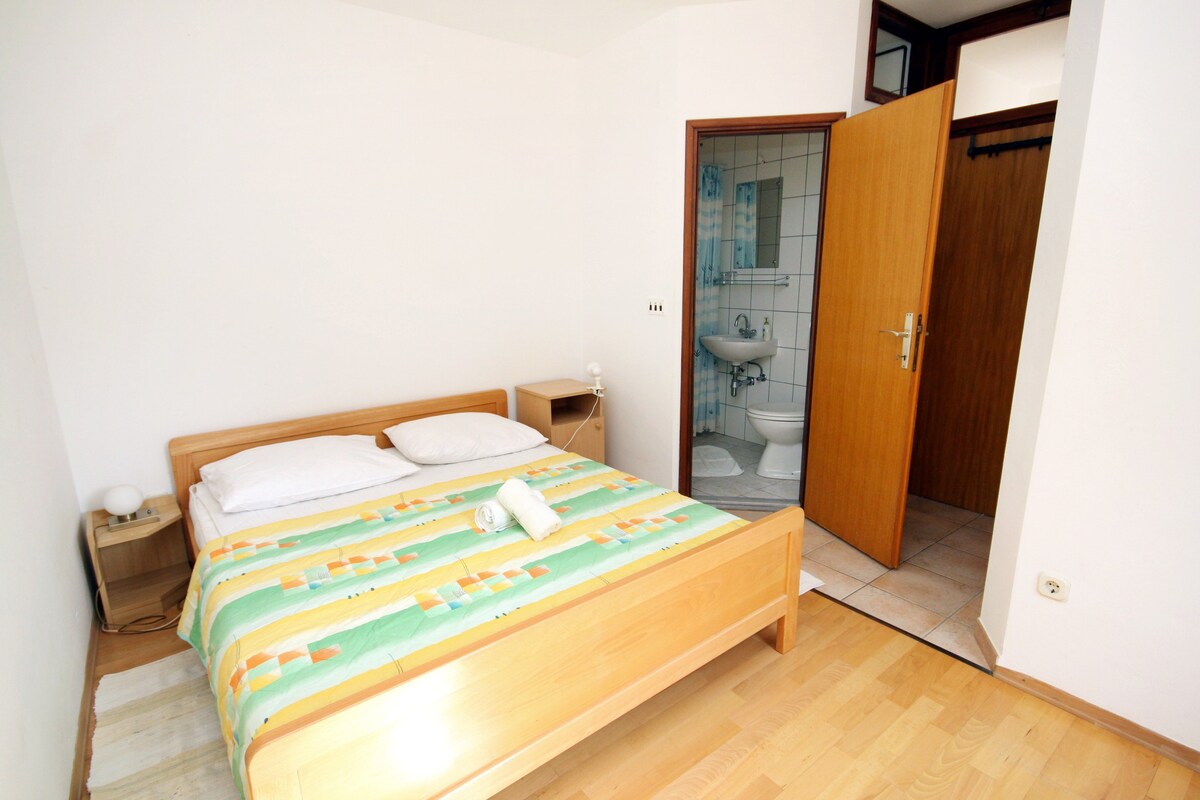 A-592-c One bedroom apartment with terrace and sea