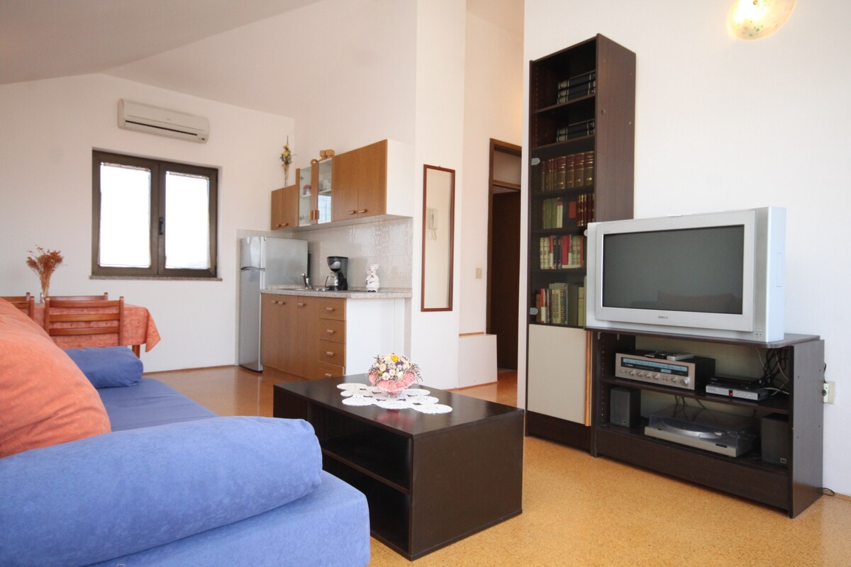 A-7171-a Two bedroom apartment with terrace Umag