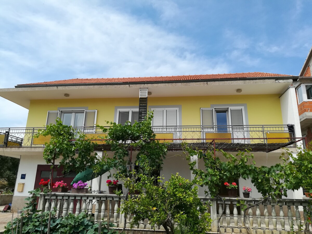 AS-4312-a Studio flat with terrace Grebaštica,