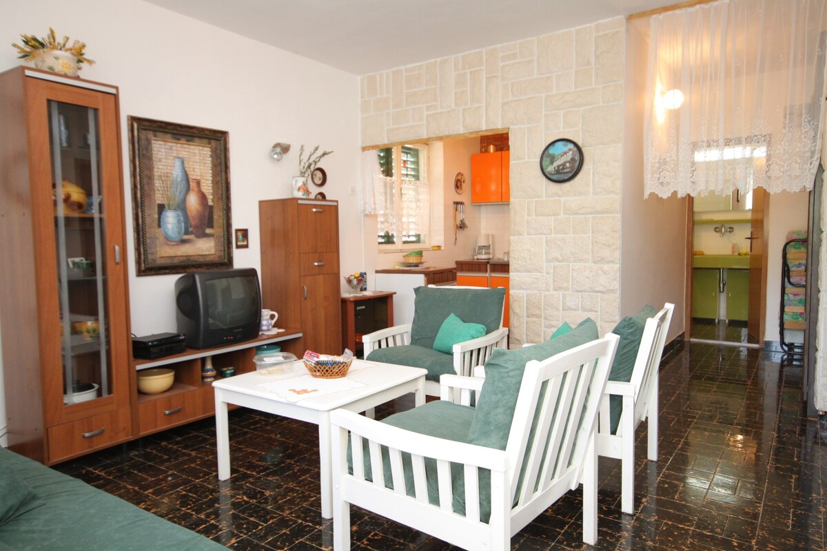 A-6437-b Two bedroom apartment near beach