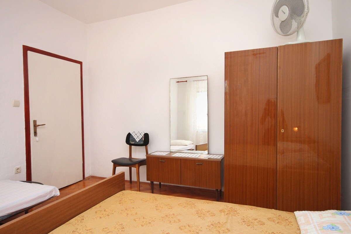 A-6351-f One bedroom apartment near beach Metajna,