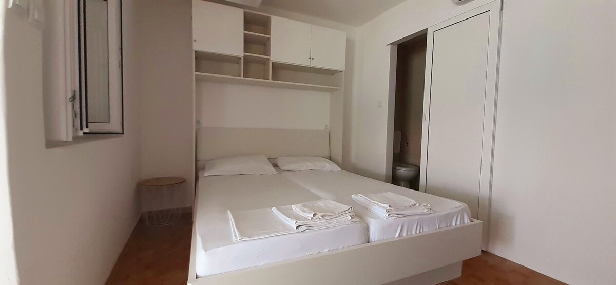 S-2161-c Room near beach Slađenovići, Dubrovnik