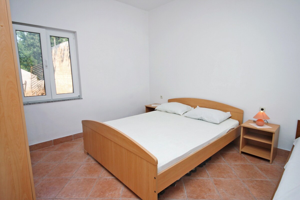A-6351-c Two bedroom apartment near beach Metajna,