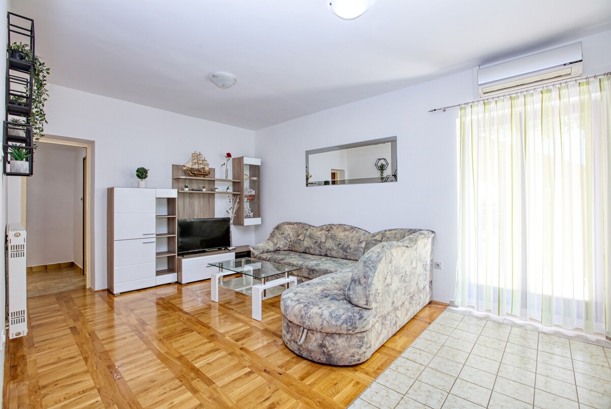 A-5088-d Two bedroom apartment with terrace Murter
